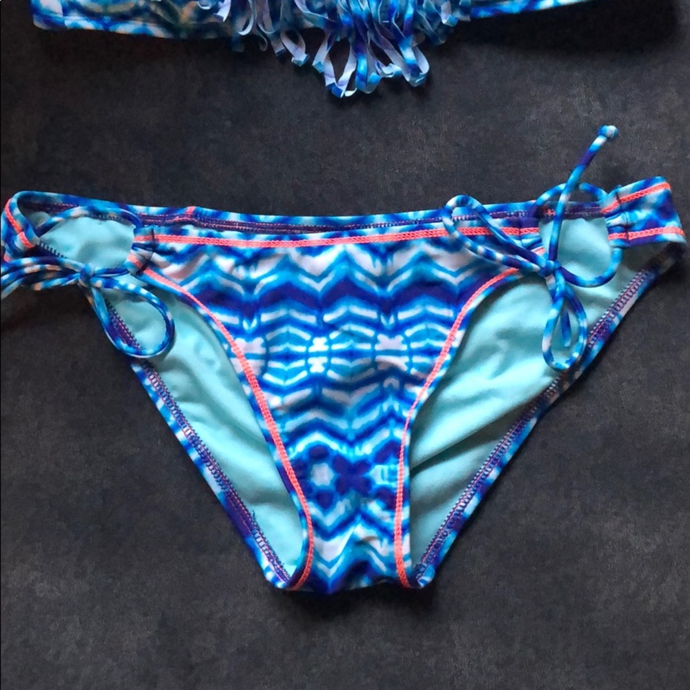 Bikini - Picture 3 of 8